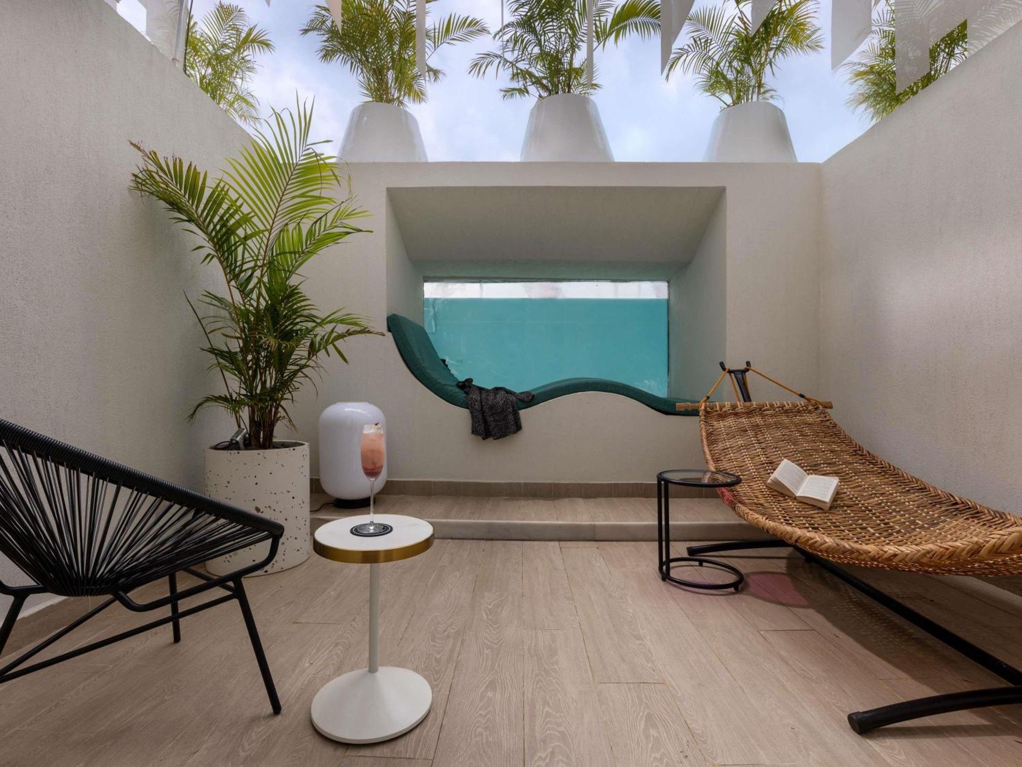 Deluxe King Room Pool Access